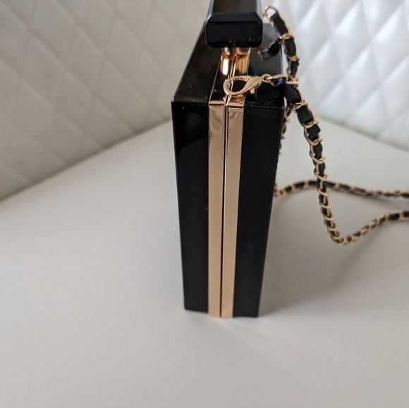 Elegant Black and Gold Paris Chain Bag - Picture 6 of 9